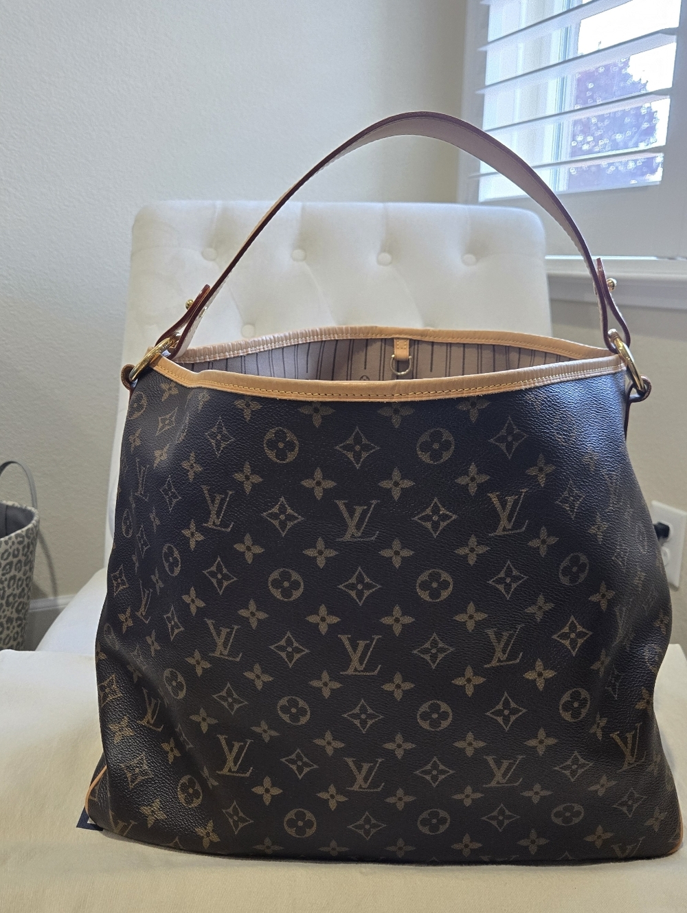 Authentic Louis Vuitton Delightful MM in classic Monogram canvas  - Picture 2 of 15